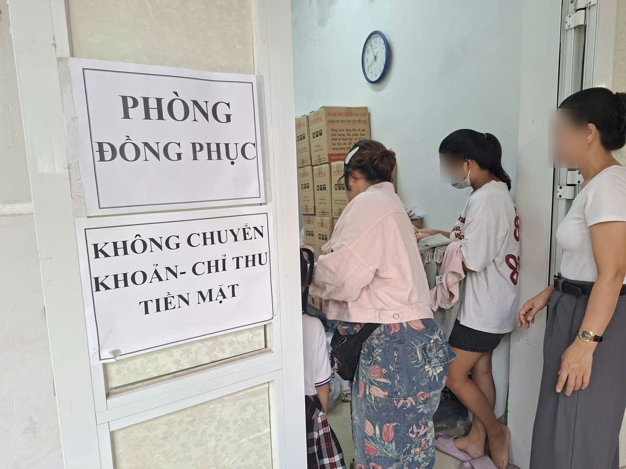 Avis de non-paiement colle directement sur la porte de la salle de uniforme scolaire. Photo : Ha Vy