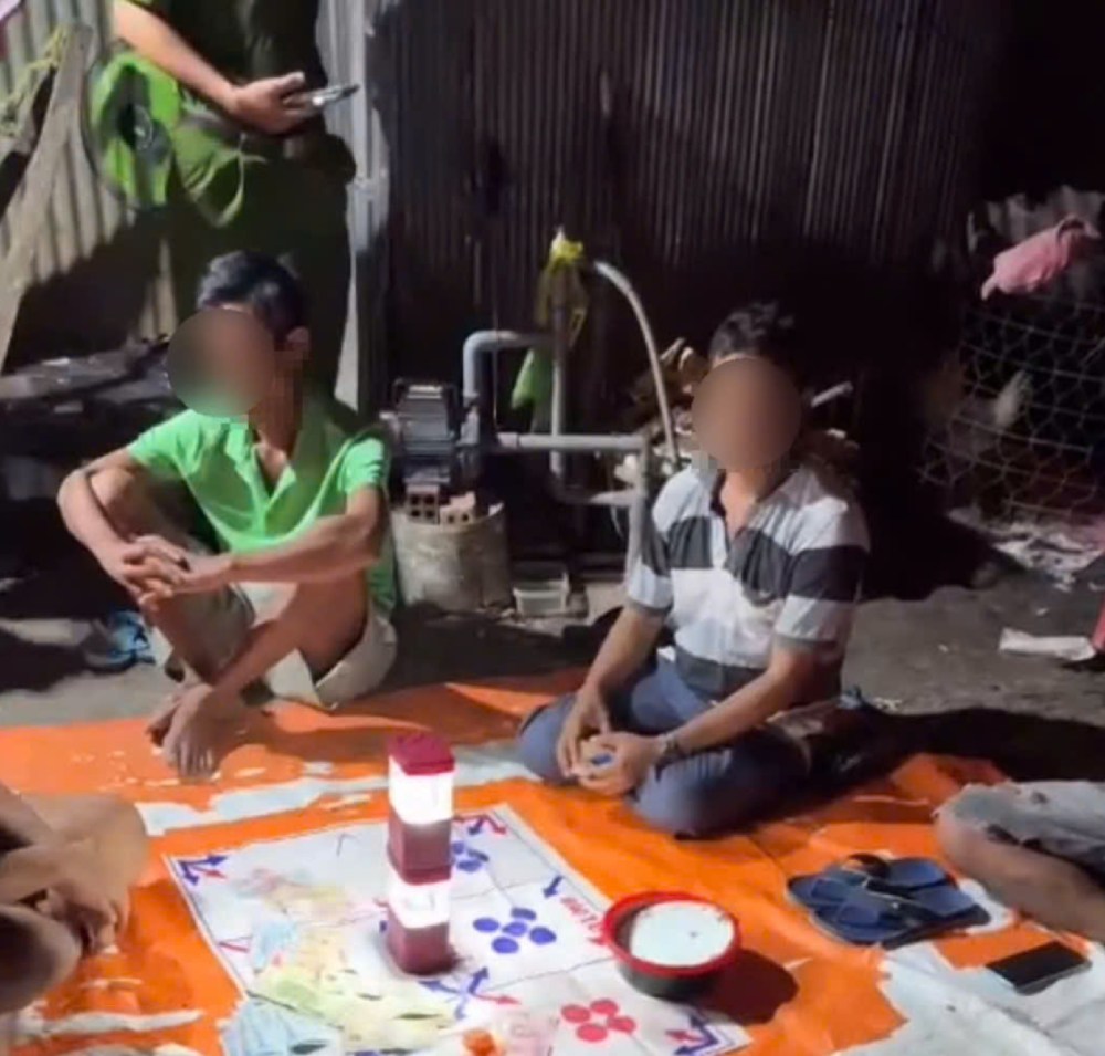 Hien truong cac doi tuong danh bac duoi hinh thuc lac bong vu an tien. Anh: Cong an cung cap