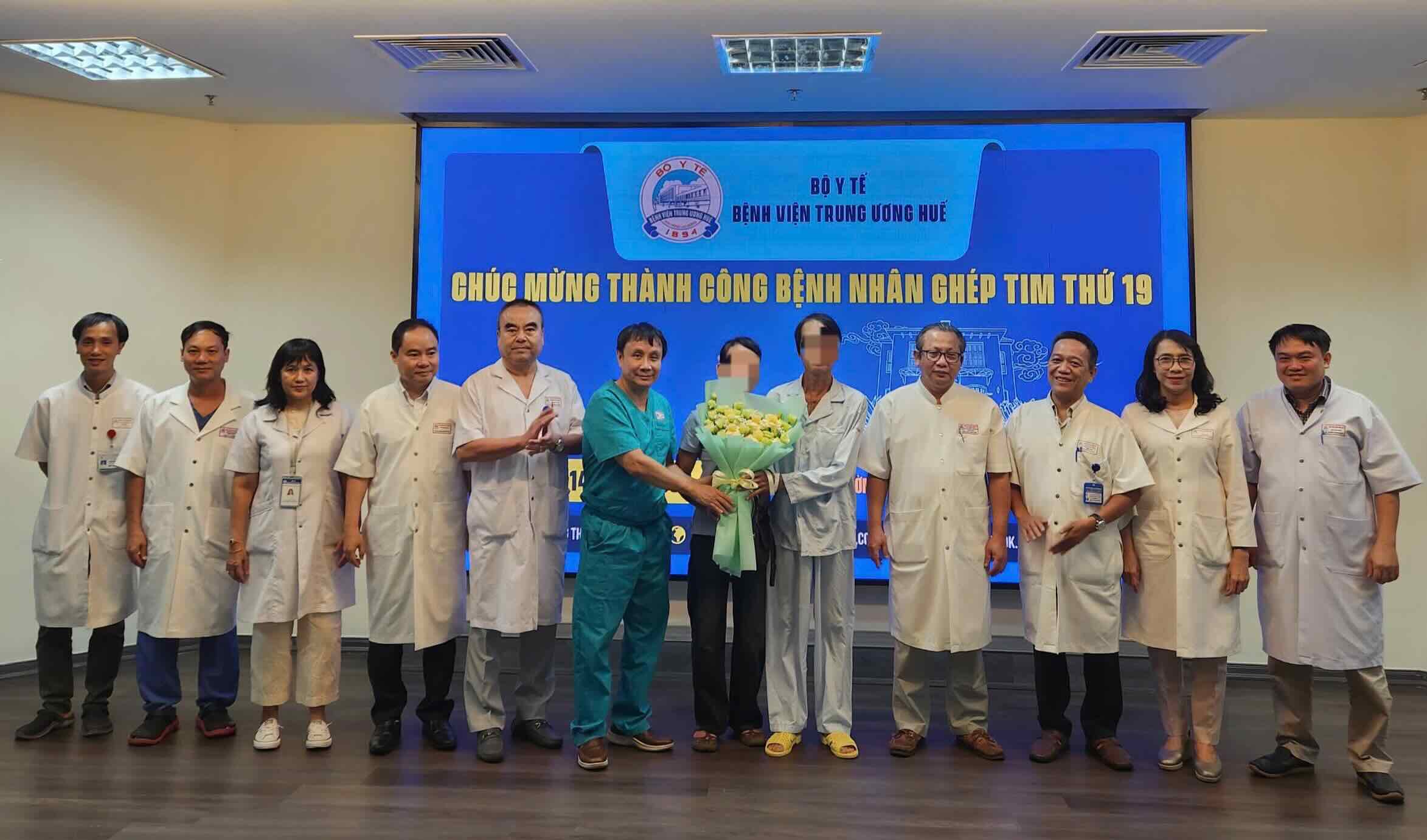 Hue Central Hospital held a discharge ceremony for a male patient after a successful heart transplant. Photo: Linh Mai