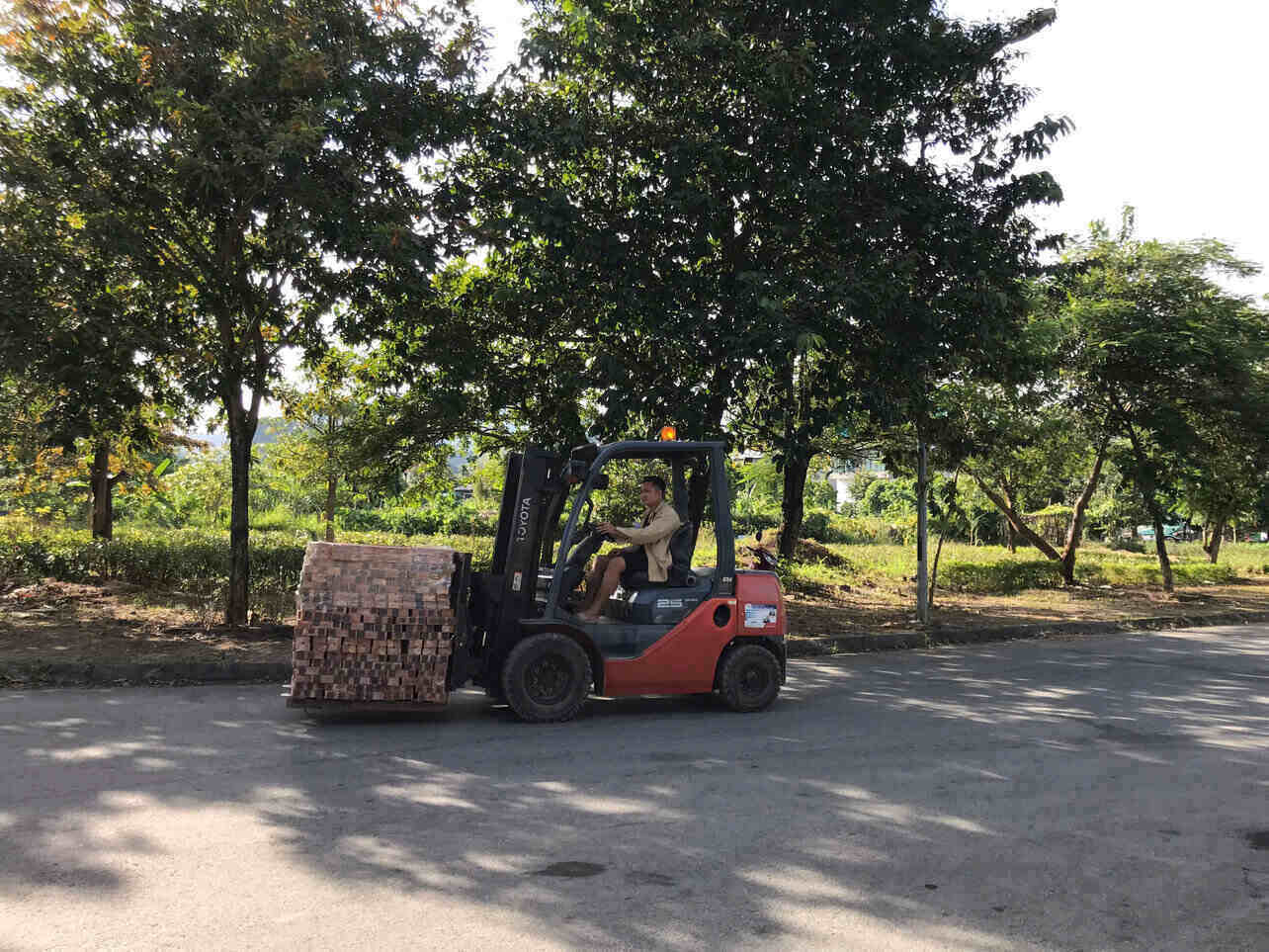 Tai xe xe nang van chuyen ganh giua thoi tiet nang gat. Anh: Yen San