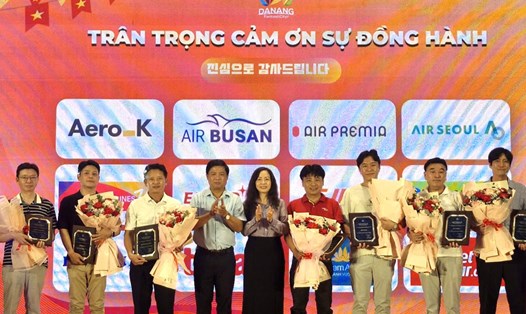 Ông Lương Nguyễn Minh Triết - Chủ tịch UBND TP Đà Nẵng (thứ 4 từ trái) trao kỷ niệm chương cho 12 hãng hàng không khai thác các đường bay kết nối Đà Nẵng - Hàn Quốc. Ảnh: Thu Giang