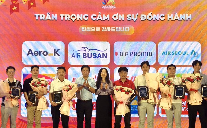 Mr. Luong Nguyen Minh Triet - Chairman of the People's Committee of Da Nang City (4th from left) presented commemorative medals to 12 airlines operating routes connecting Da Nang - Korea. Photo: Thu Giang