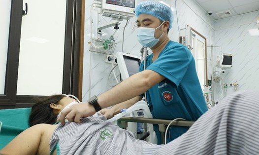 Chăm sóc, điều trị cho bệnh nhân tại Trung tâm Đột quỵ, Bệnh viện Bạch Mai. Ảnh: Bệnh viện cung cấp