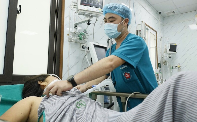Caring for and treating patients at the Stroke Center, Bach Mai Hospital. Photo: Provided by the hospital