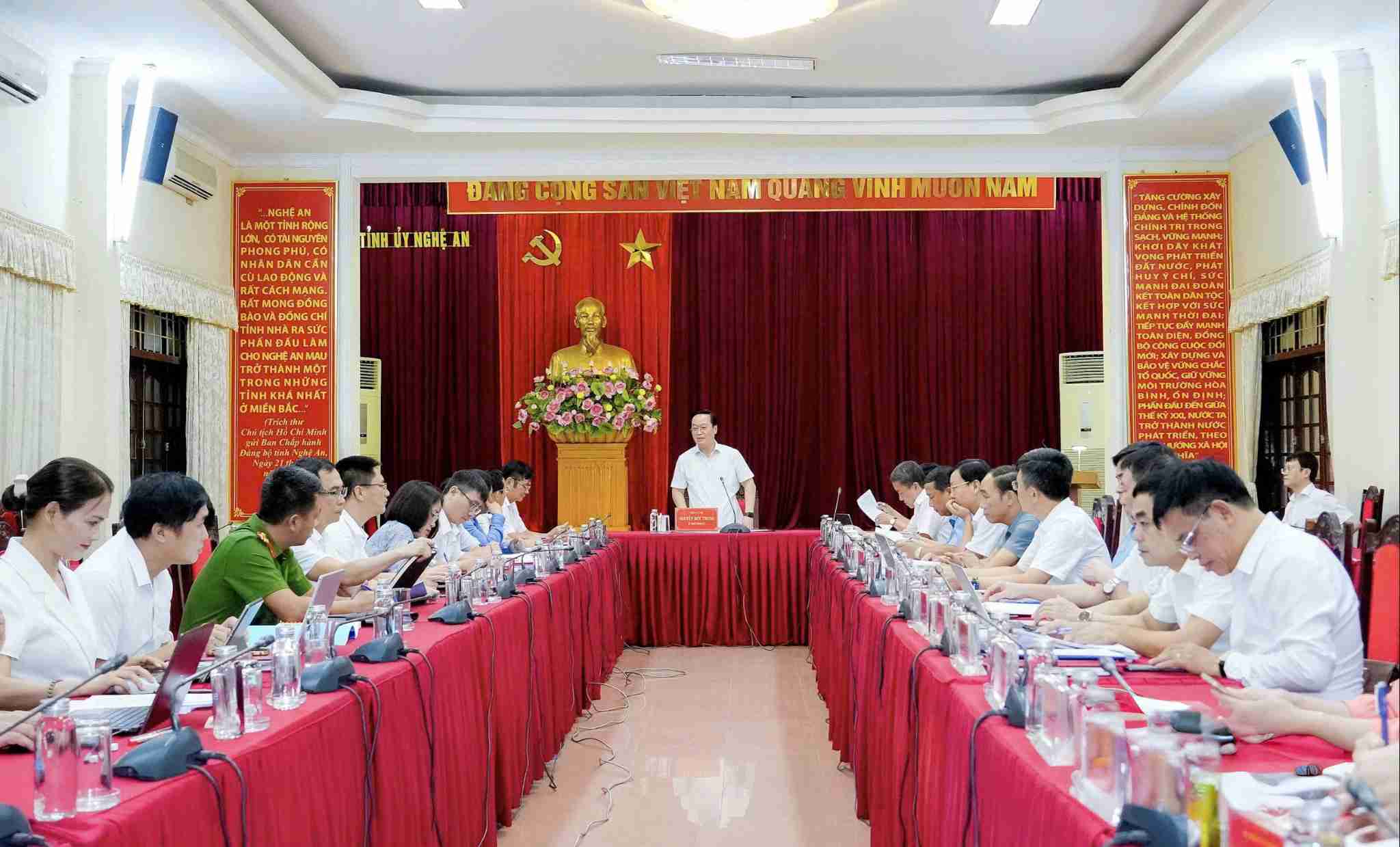 Mr. Nguyen Duc Trung - Secretary of Nghe An Provincial Party Committee chaired the Conference to approve the Party Congresses of the communes: Quy Chau, Minh Hop, Quynh Van. Photo: Pham Bang