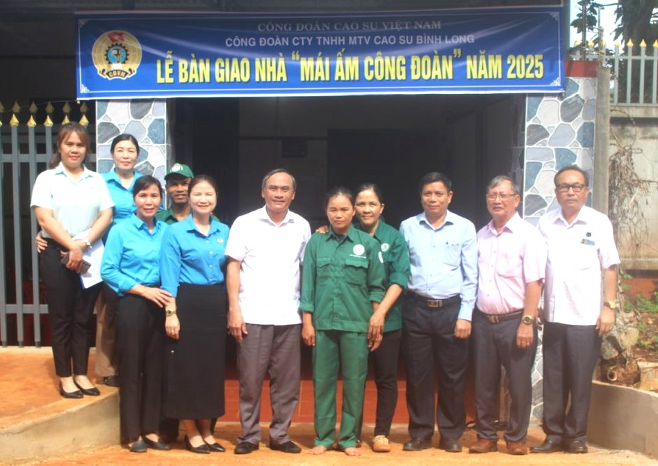 베트남 고무 노동조합 대표가 Nguyen Thi Hong Dao 씨 가족에게 노동조합의 집을 전달하고 있습니다. 사진: Duc Long