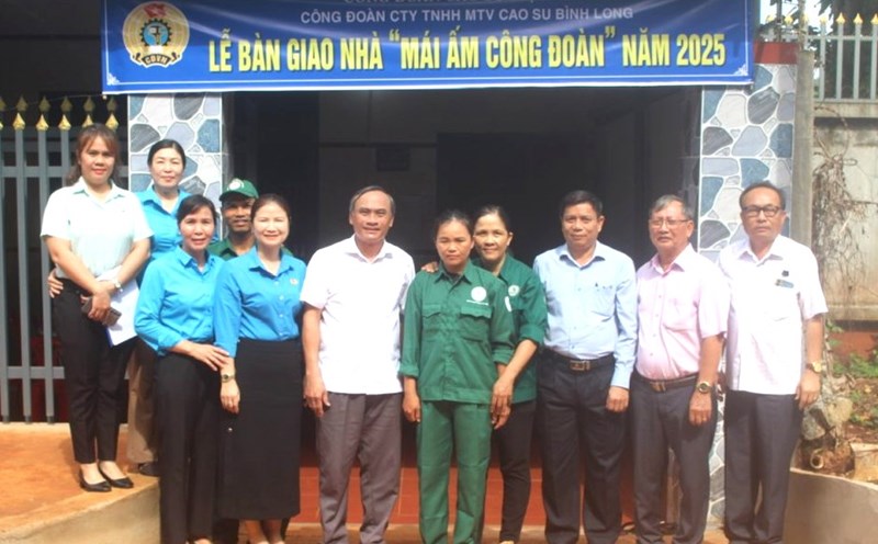Representatives of the Vietnam Rubber Trade Union and the Trade Union of Binh Long Rubber One Member Co., Ltd. handed over the Trade Union Shelter to Ms. Nguyen Thi Hong Dao's family. Photo: Duc Long