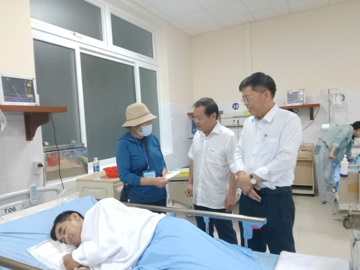 Di Linh xa(ラムドン省)の指導者がケーブル切断事故で負傷した住民を訪問。写真:Lam Hong