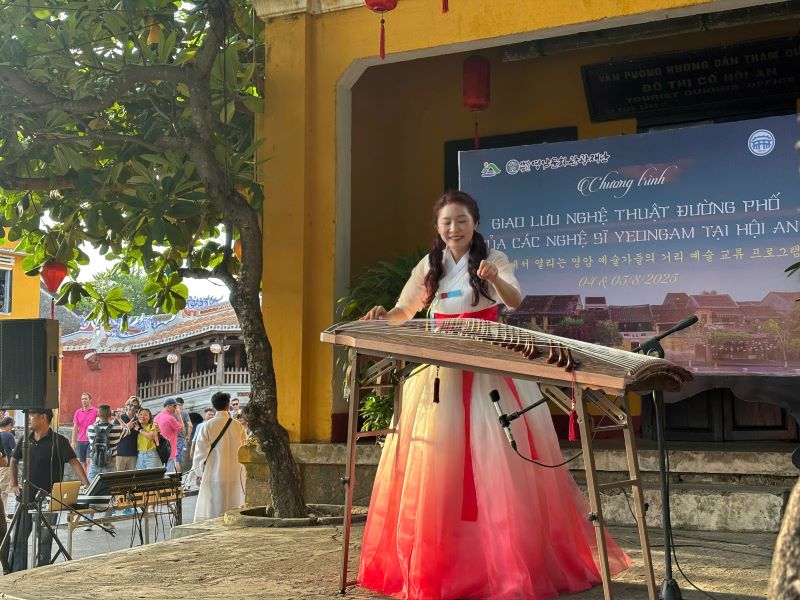 El artista Yeongam (Corea del Sur) interactua con el arte callejero en Hoi An Da Nang. Foto: Tran Thi