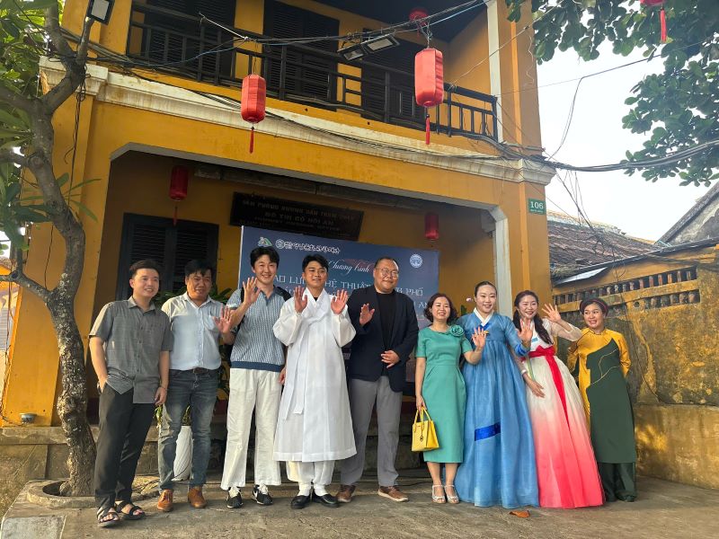 Nhieu nguoi dan, du khach trong va ngoai nuoc thich thu voi chuong trinh nghe thuat duong pho tai Hoi An. Anh: Tran Thi