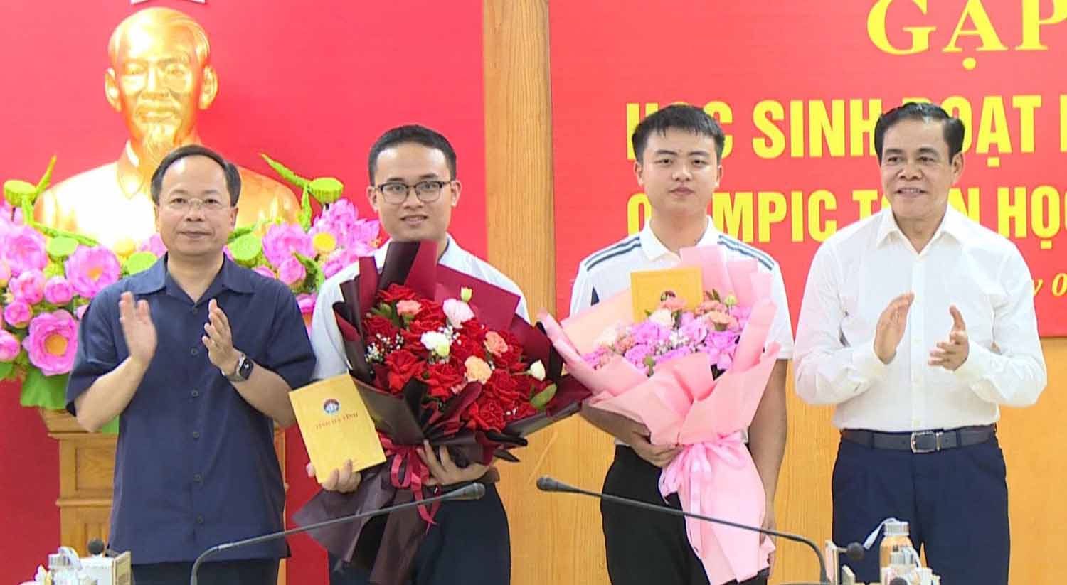 El segundo Hoang de izquierda a derecha y Khai son honrados por los lideres de la provincia de Ha Tinh. Foto: Phuong Ho.