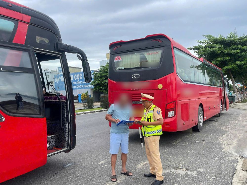 Da Nangは、旅客輸送の管理を強化し、「パラシュート車、ヒキガエルワーブ」を厳密に処理しました。写真：ダナン市警察