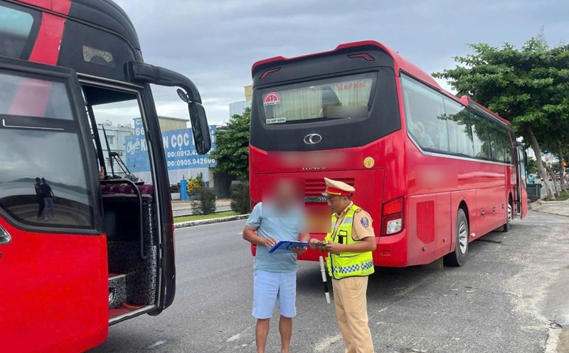 Da Nang tightens management of passenger transport, strictly handling "illegal vehicles and illegal buses". Photo: Da Nang City Police