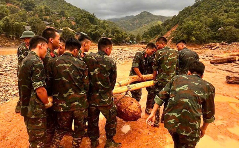 A bomb was discovered while recovering from flood consequences in Dien Bien. Photo: Dien Bien Newspaper and Radio and Television