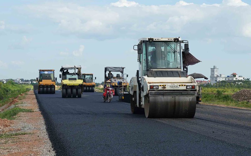 Workers " sunlight" to the peak, racing to progress the Ring Road 4 project in the Capital region