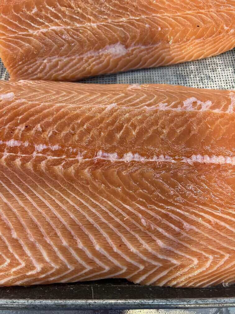 Salmon is a food that people with liver weakness can add to their diet to increase muscle mass. Photo: Kieu Vu