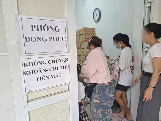 Thong bao khong nhan chuyen khoan dan ngay cua phong dong phuc hoc sinh. Anh: Ha Vy 