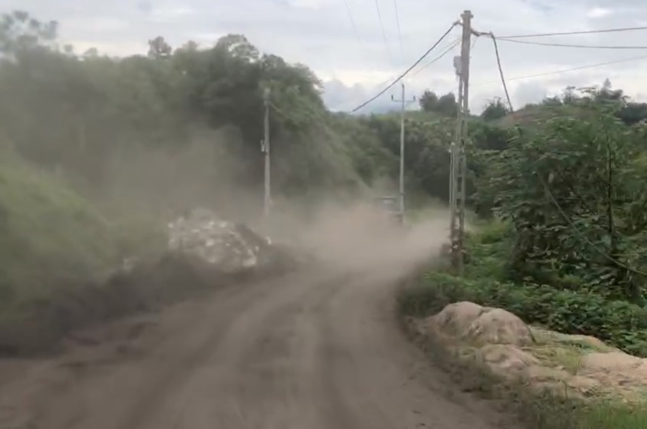 Đường vào thôn 10, xã Khánh Hòa bị băm nát do hoạt động của mỏ than. Ảnh: Người dân cung cấp. 