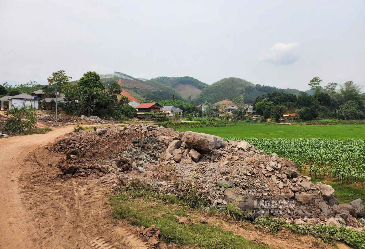 Công ty đổ thải bừa bãi khắp khu vực gây ảnh hưởng đến đời sống người dân. Ảnh: Văn Đức