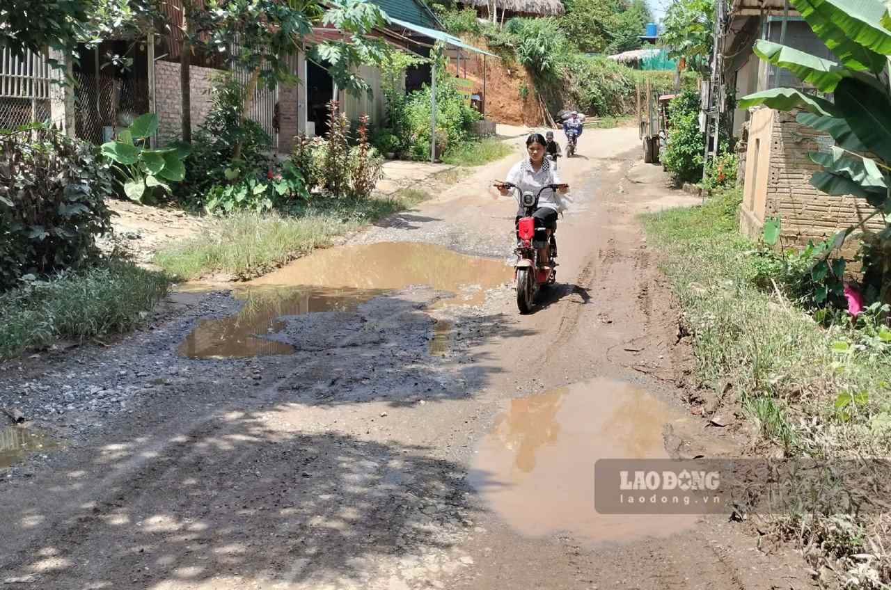 Học sinh, trẻ nhỏ hàng ngày phải đi lại vất vả.