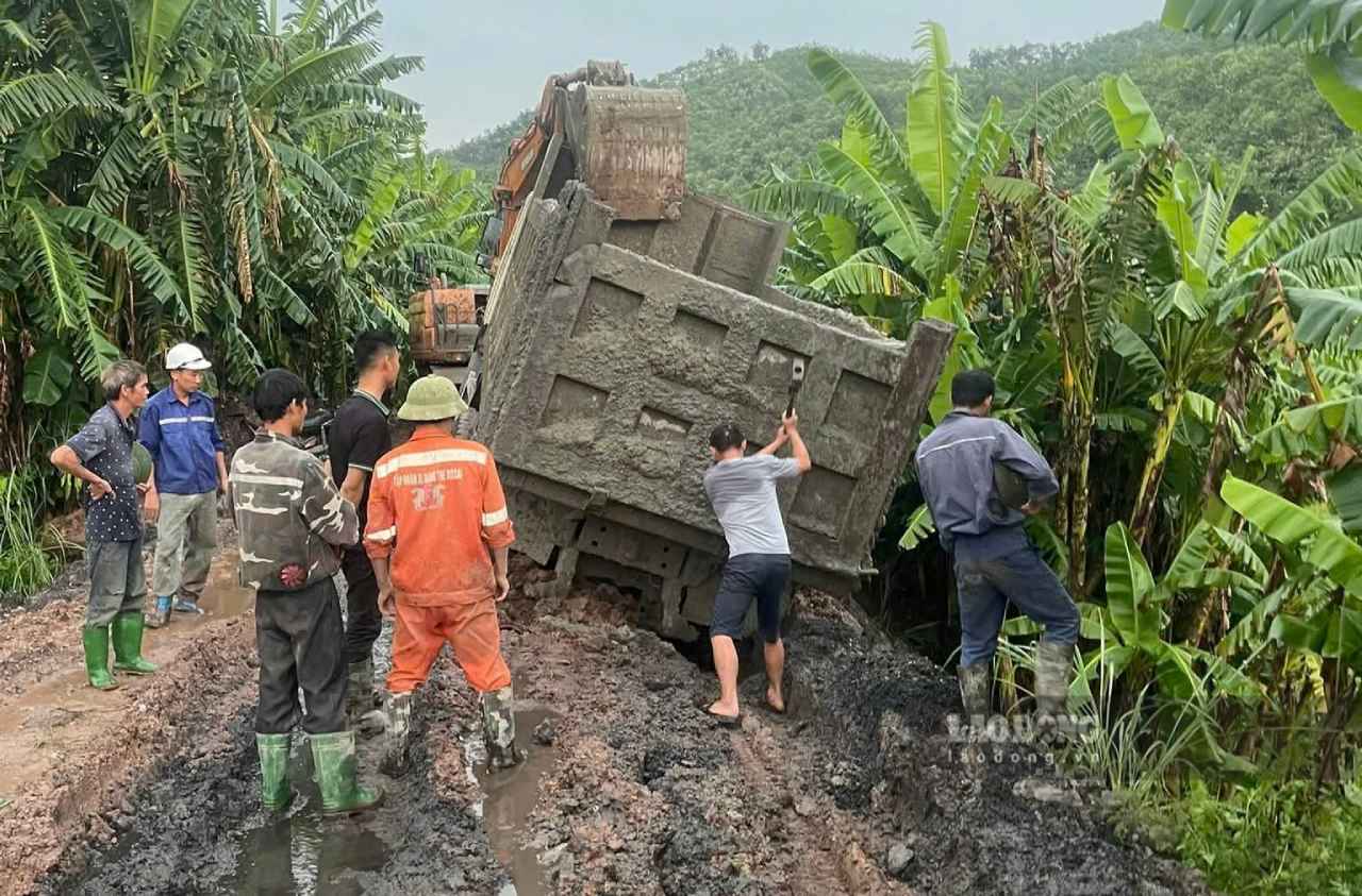 Các phương tiện lưu thông khó khăn do đường sá hư hỏng nặng nề. Ảnh: Văn Đức