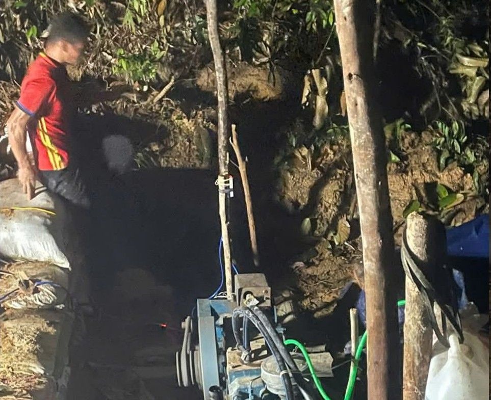 Công an Quế Phước, Đà Nẵng tịch thu, tiêu hủy nhiều vật dụng, lán trại khai thác vàng trái phép ở khu vực rừng núi Xai Chức. Ảnh: CACC