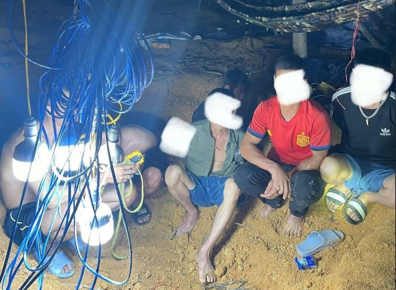 Công an xã Quế Phước, TP.Đà Nẵng đột kích trong đêm, phát hiện nhiều đối tượng và tang vật phục vụ hoạt động khai thác vàng trái phép. Ảnh: CACC