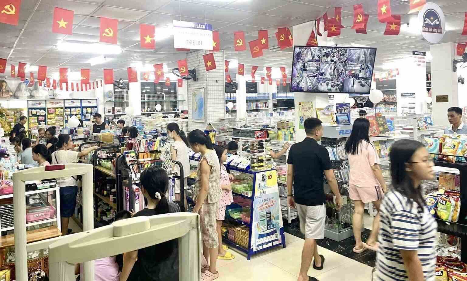 Bustling scene of shopping for books and school supplies in Hoa Binh ward (Phu Tho province). Photo: T.H