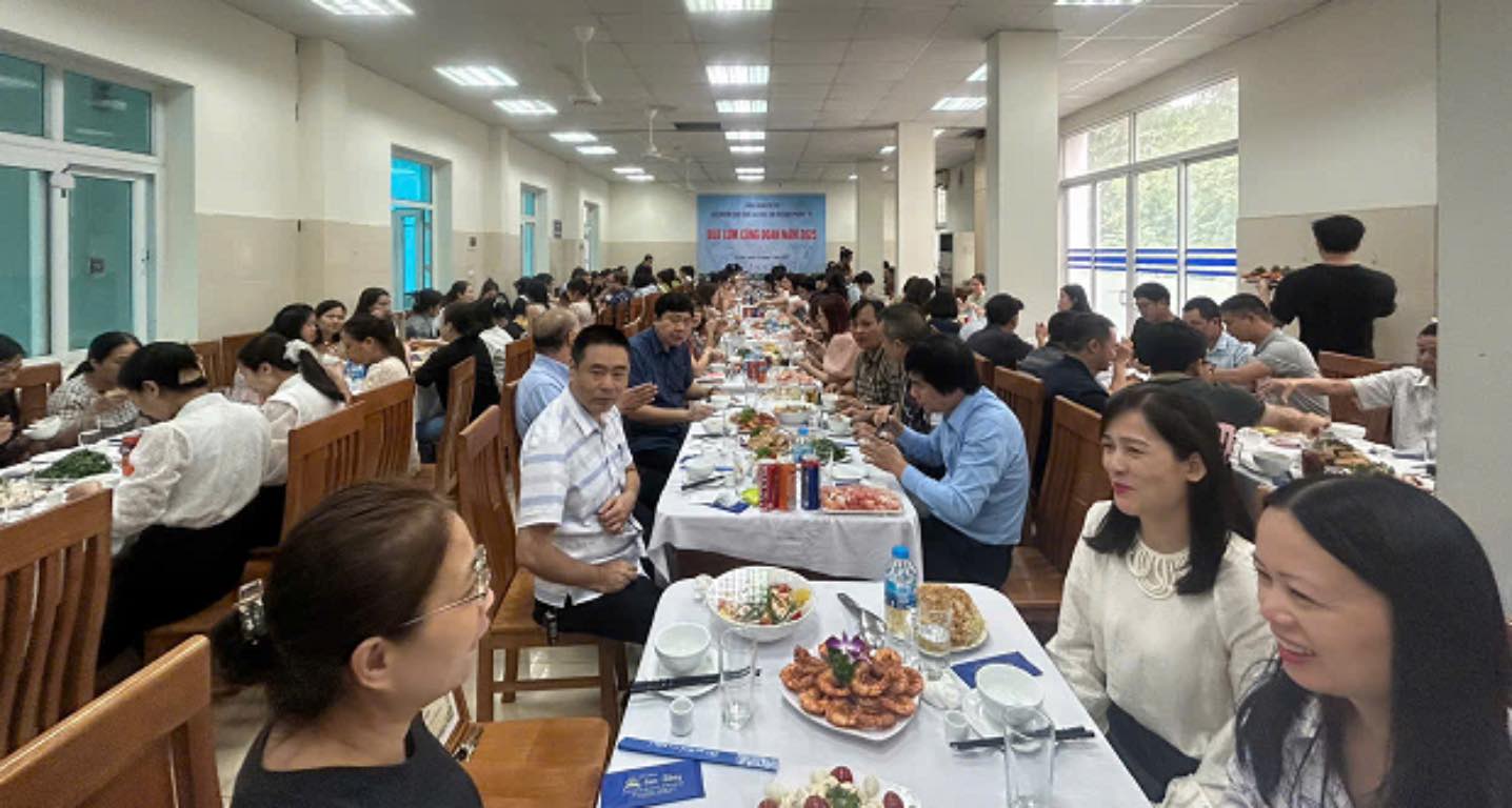 베트남 의료 노동조합 산하 기층 노동조합의 노동조합 식사. 사진: CDYTVN