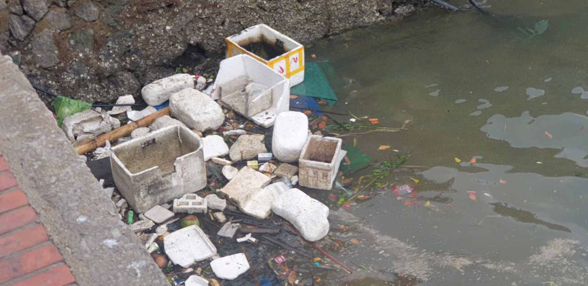 Ha Long湾岸沿いに漂うゴミ。 写真:Nguyen Hung