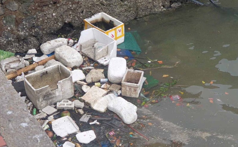 Garbage drifted ashore in Ha Long Bay. Anh: Nguyen Hung