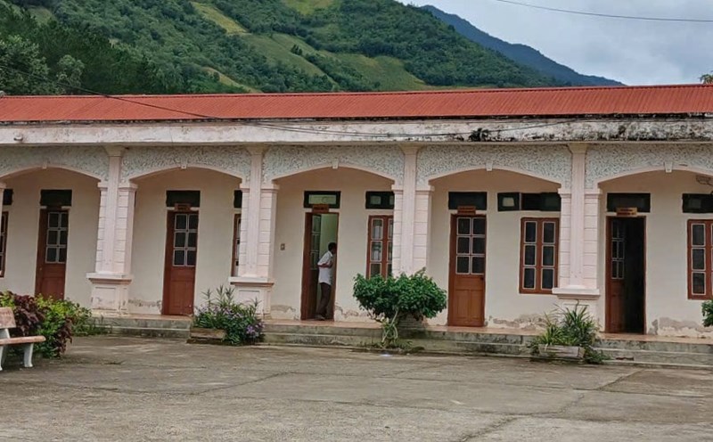 Currently, many officials in Ngoc Chien commune are temporarily staying in the apartment building of the commune's primary and secondary school. Photo: Truong Son