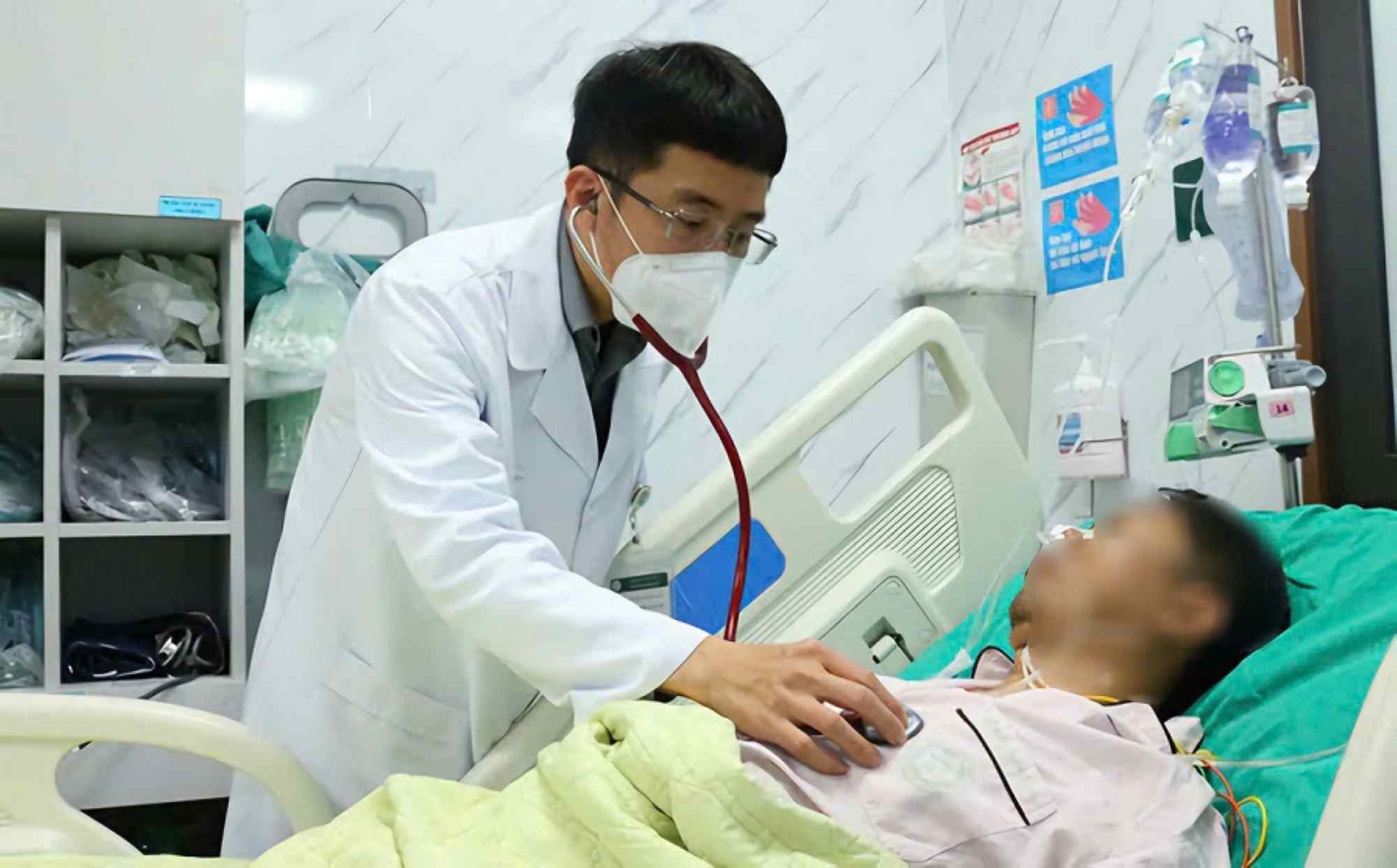Associate Professor, Dr. Mai Duy Ton - Director of the Stroke Center, Bach Mai Hospital - examines a stroke patient. Photo: Thanh Duong