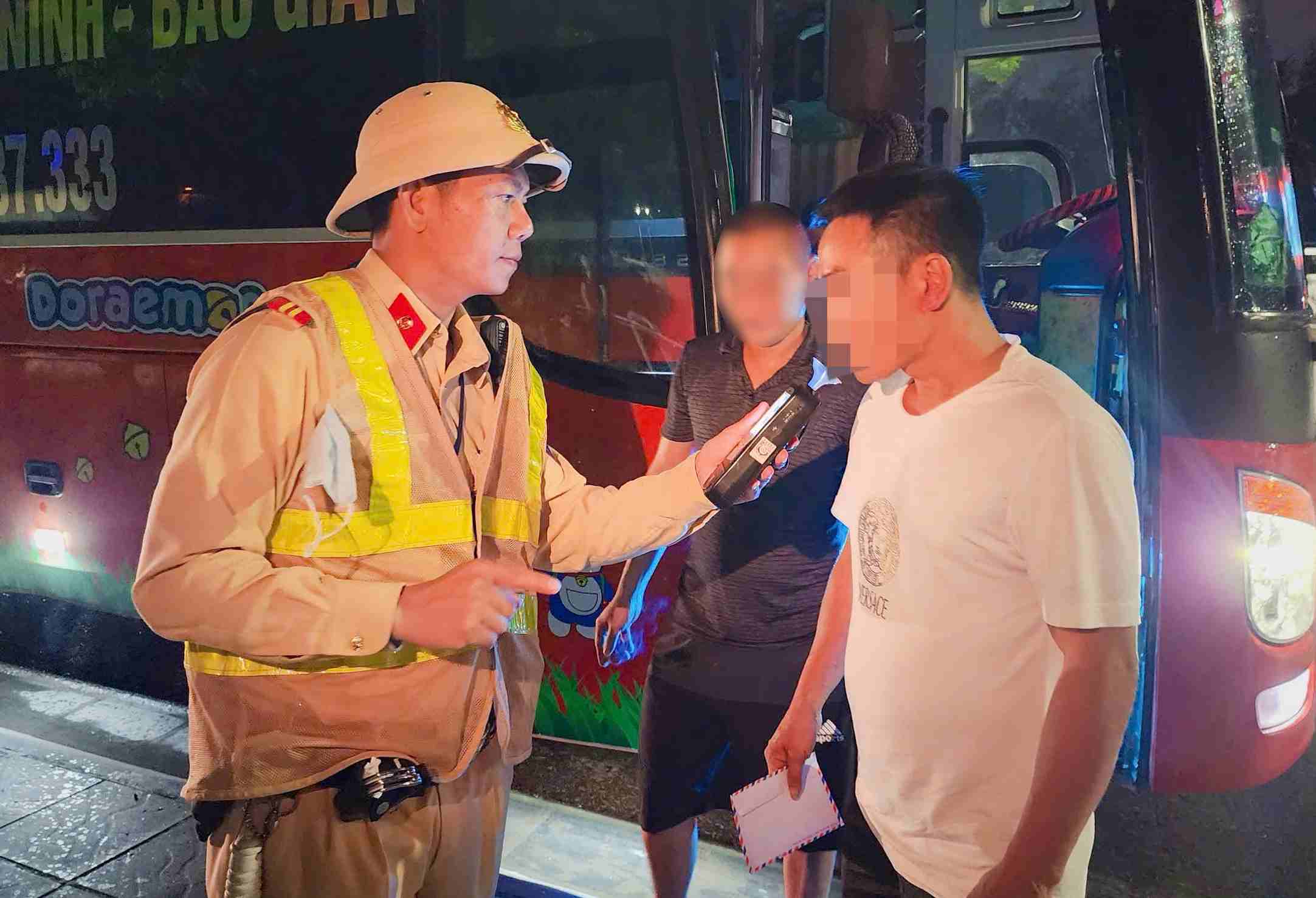 ハノイ交通警察のパトロールおよび制御車両24時間年中無休。写真：Tien Trach