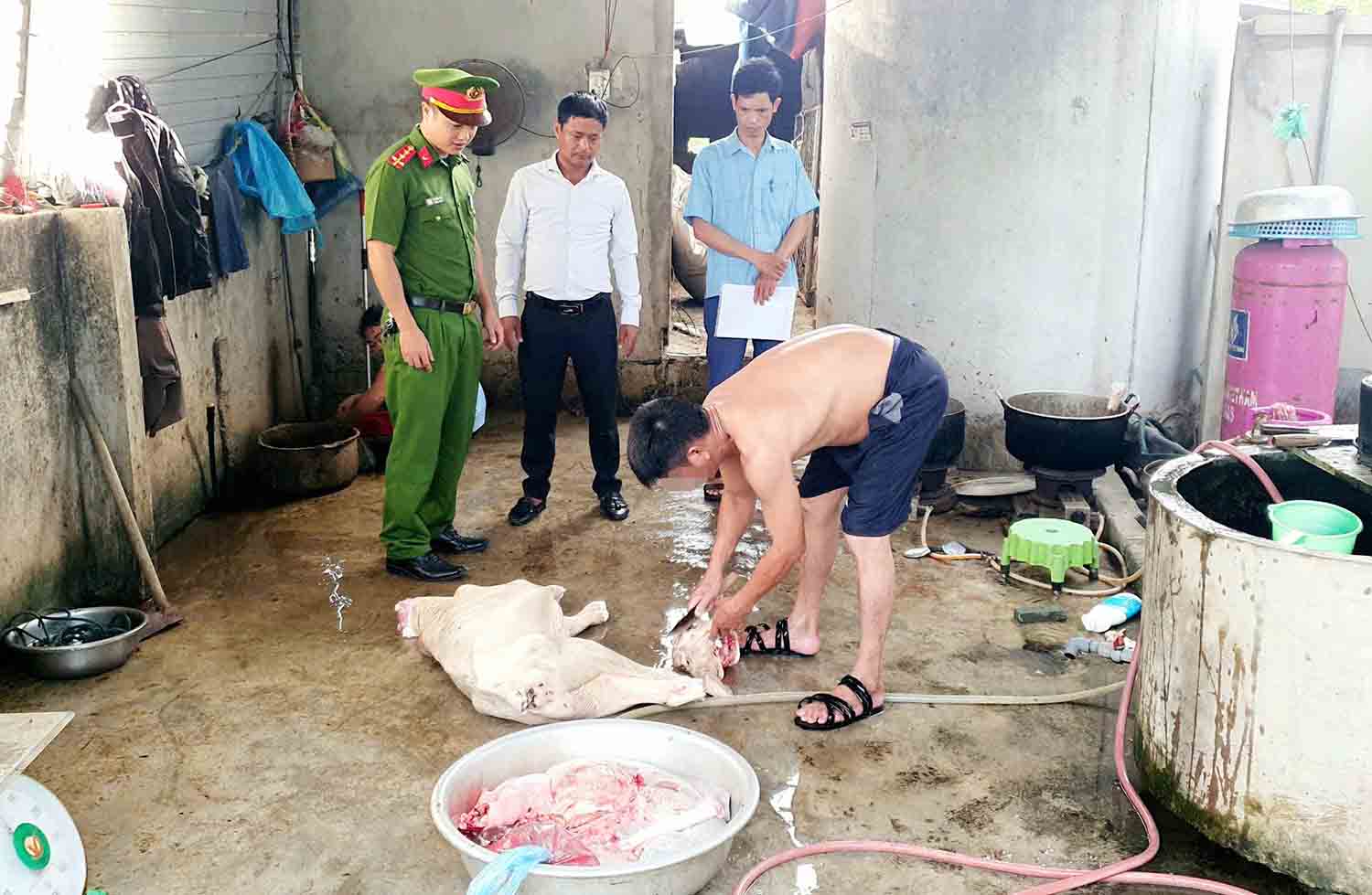 Phát hiện ông B giết mổ gia súc tại nhà riêng. Ảnh: Hải Tuấn.
