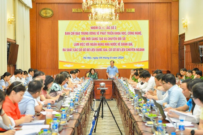 The State Bank is proactive, positive, and takes the lead in building a shared database. In the photo is Senior Lieutenant General Nguyen Van Long - Deputy Minister of Public Security speaking at the meeting. Photo: Duc Khanh.