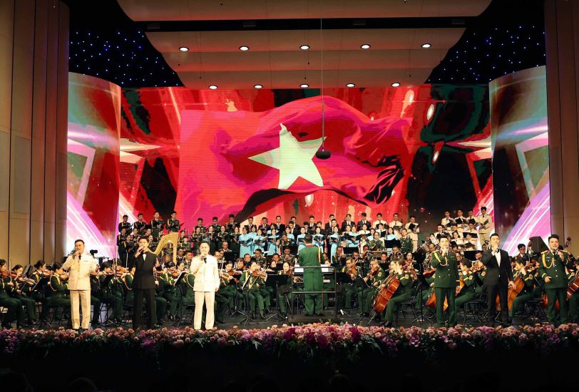 8月1日夜の室内交響楽プログラム「80年 - Ban truong ca vang mai」は、光、道明かり、栄光の使命、接続音の3つのパートで構成されています。写真:TTXVN