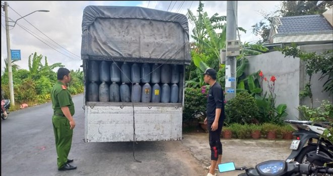 Công an phát hiện hơn 13 tấn dầu ăn không rõ nguồn gốc ở Vĩnh Long