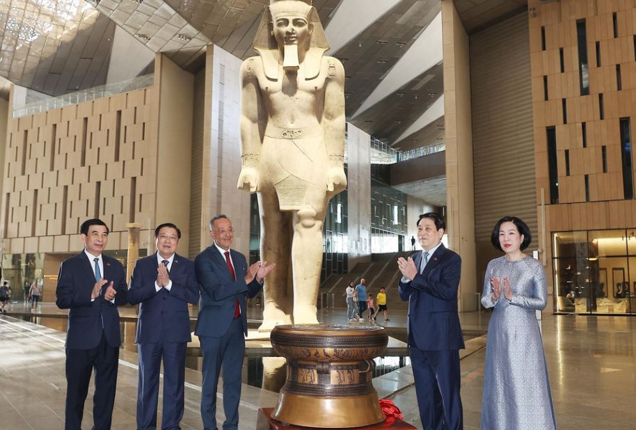 르엉끄엉 국가주석이 이집트 대박물관에 옥루 청동 버전을 선물하고 있습니다. 사진: TTXVN