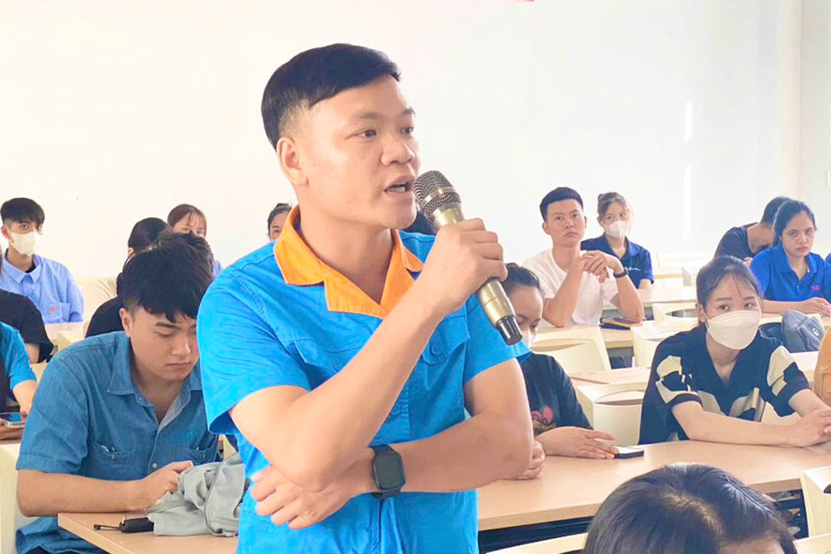 하이하(Hai Ha) 산업 단지 - 항구(꽝닌(Quang Ninh))에서 근무하는 노동자들이 2025-2030년 임기 제16차 성 당 대회에 제출할 정치 보고서 초안에 대한 의견을 발표하고 있습니다. 사진: 꽝하(Quang Ha) 면 전자 정보 포털