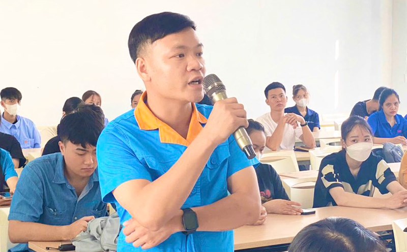 Workers working at Hai Ha Industrial Park - Seaport (Quang Ninh) gave comments on the draft Political Report submitted to the 16th Provincial Party Congress, term 2025-2030. Photo: Quang Ha Commune Portal
