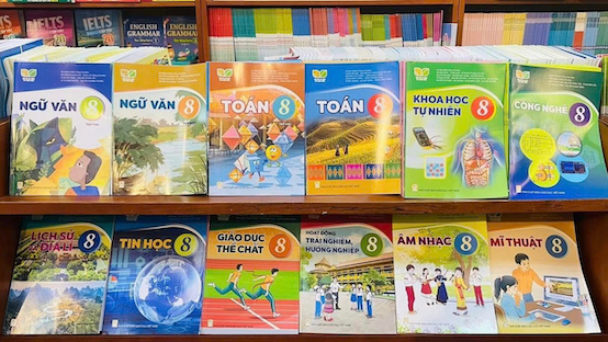Nguon cung sach giao khoa cho nam hoc moi doi dao. Anh: Van Trang 