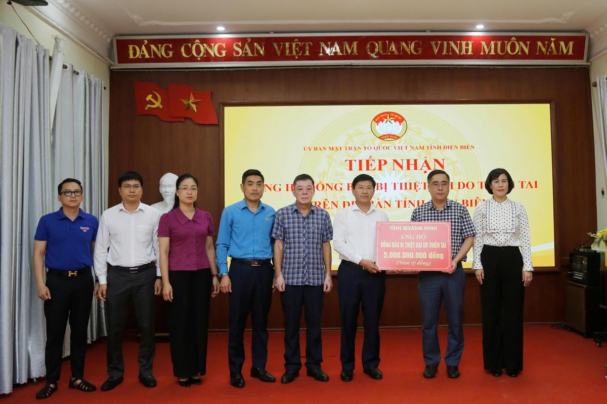 La delegacion de trabajo de la provincia de Quang Ninh entrega 5 mil millones de VND en fondos de apoyo al Comite del Frente de la Patria de la provincia de Dien Bien. Foto: MTTQ Viet Nam provincia de Quang Ninh