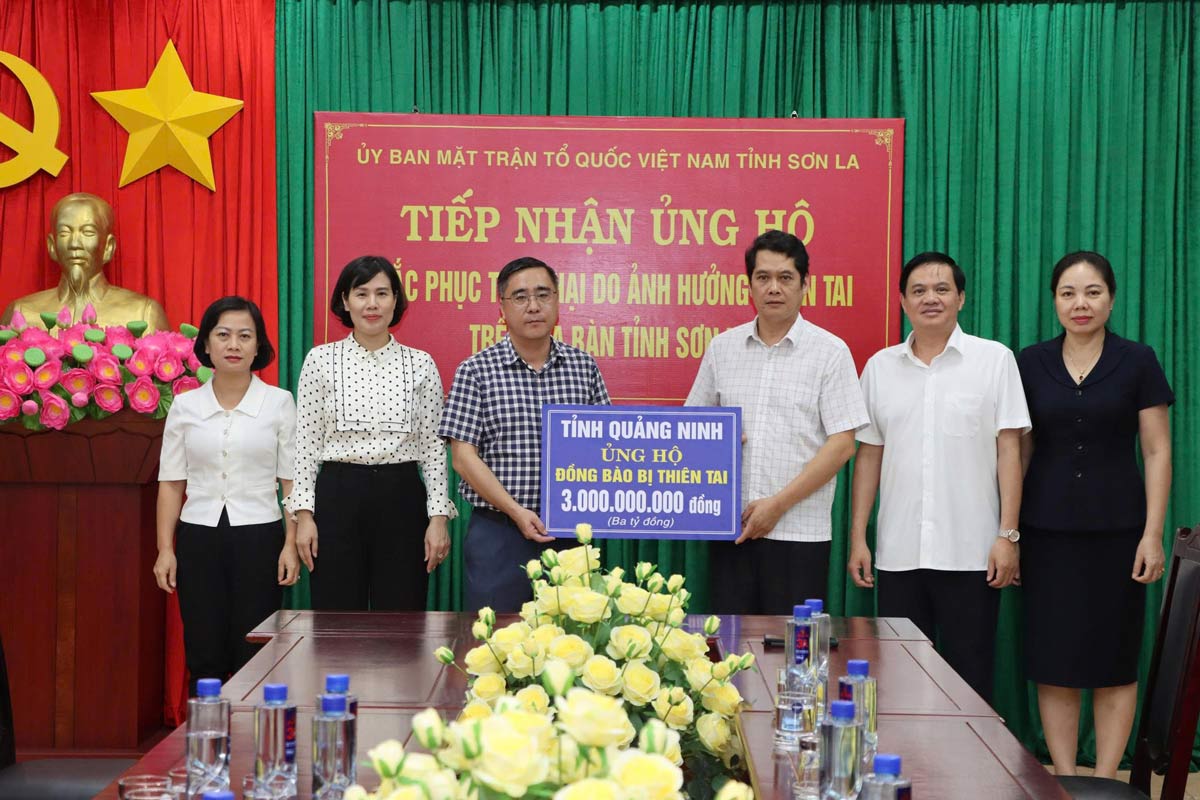 Doan cong tac cua tinh Quang Ninh trao 3 ty dong kinh phi ho tro cho Uy ban MTTQ Viet Nam tinh Son La. Anh: MTTQ Viet Nam tinh Quang Ninh.