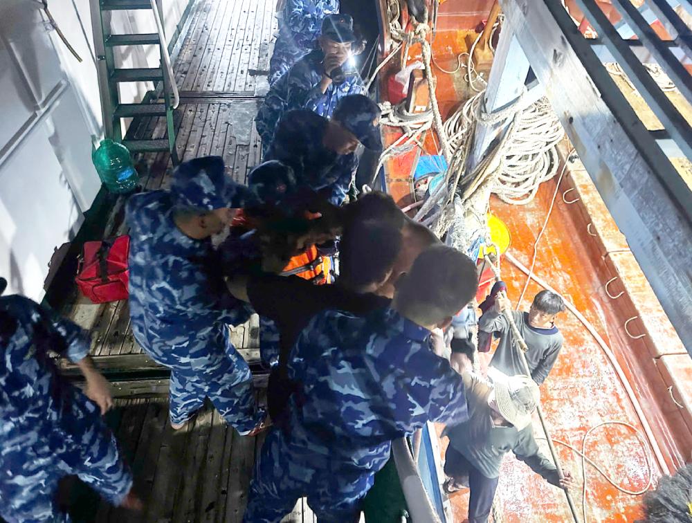 遭難した漁民をCSB 6003船に連れて行き、初期救助活動を行う。写真:BTL Vung CSB4