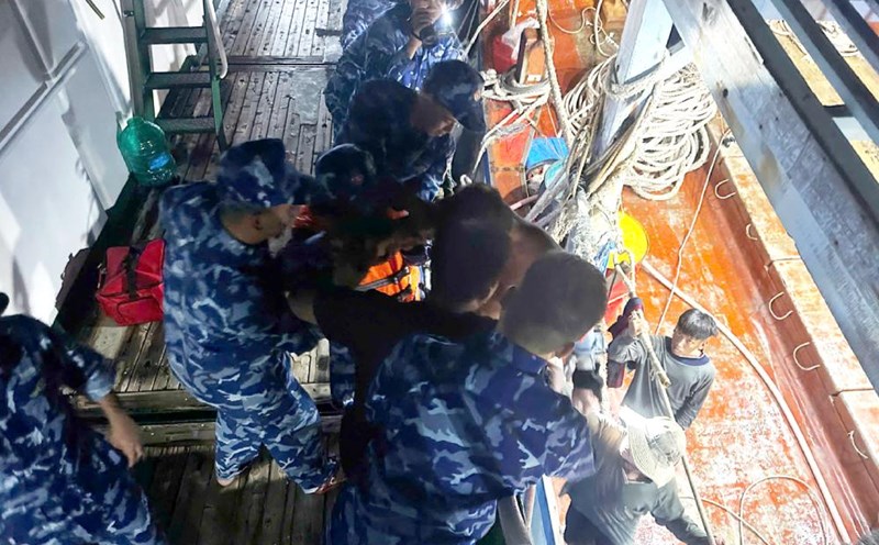 Bring the fishermen in distress to CSB 6003 to organize initial first aid. Photo: CSB4 Region Command