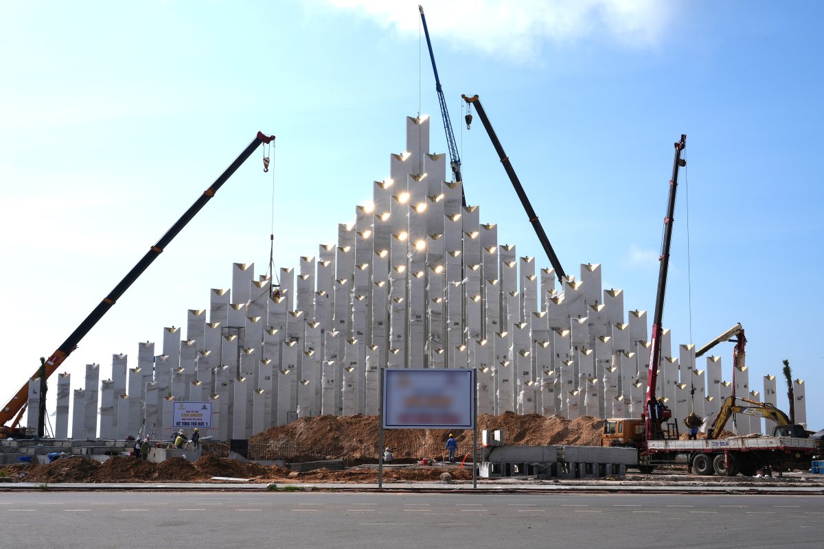 143 towers of the Thuy Van Square highlight project (Vung Tau ward) have been installed. Photo: Thanh An