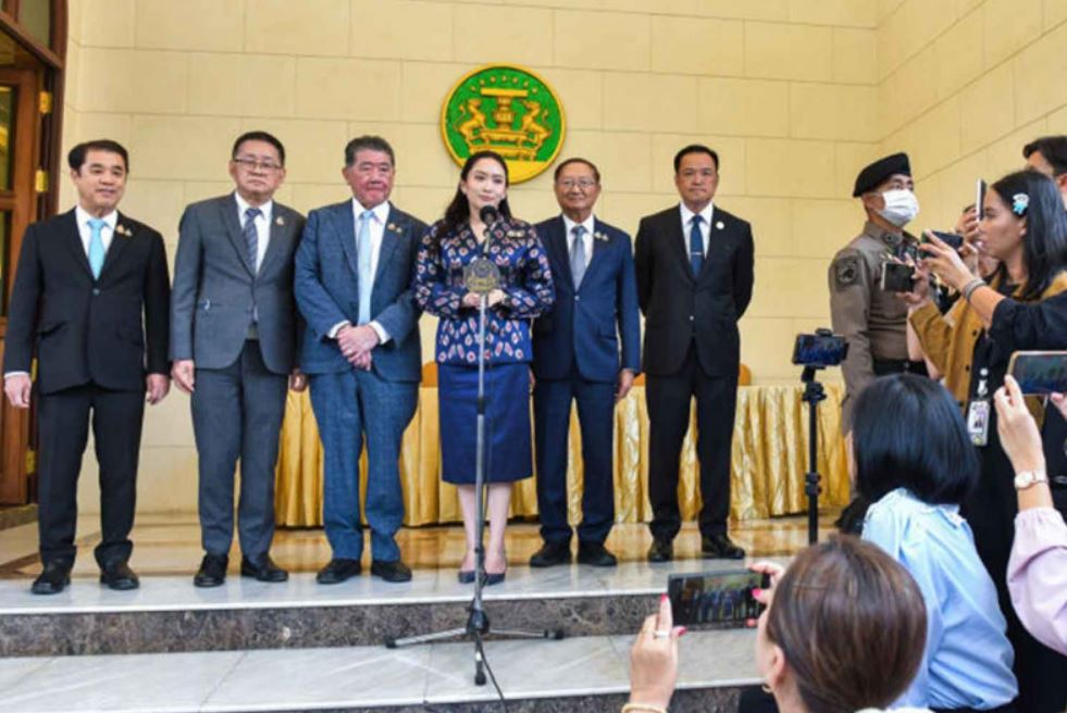 파에통탄 시나와트라 태국 총리가 2025년 6월 18일 훈센라 총리와의 녹음 파일 유출에 대해 발언하고 있습니다. 사진: 태국 정부 청사