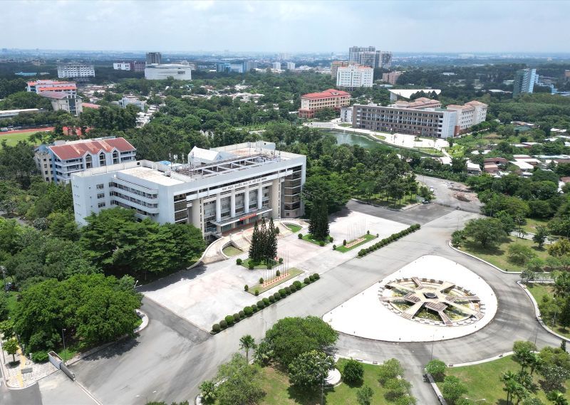 국립대학교는 국립대학교 및 회원 고등 교육 기관의 조직 및 운영 규정에 따른 법률 규정에 따라 국립대학교의 조직 구조 및 인력을 관리하는 임무를 맡고 있습니다. 사진: Huu Chanh