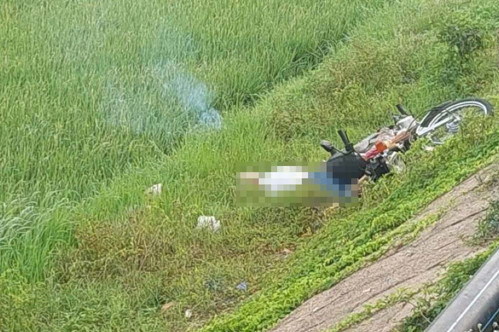 被害者の遺体は、交通事故の疑いで車の横で発見されました。写真:H.Nguyen